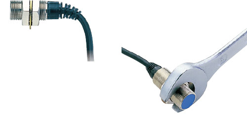 獨(dú)立的KEYENCE接近傳感器，高靈敏度和長(zhǎng)距離接近傳感器。出色的緊固強(qiáng)度：傳感器外殼厚實(shí)堅(jiān)固。傳感器牢固擰緊，以防止因振動(dòng)或沖擊引起的松動(dòng)。靈活的關(guān)節(jié)：電纜通過(guò)高靈活接頭連接到傳感器頭，可以彎曲成90度角，同時(shí)仍然可以防止電纜斷線(xiàn)。