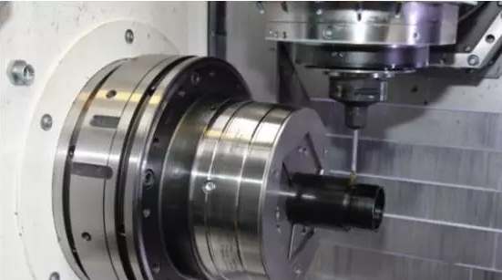 機械加工現(xiàn)有生產(chǎn)模式主要體現(xiàn)在工裝應(yīng)用落后，效率低下，工人加工零件時裝夾及找正時間長，特別是單件或小批生產(chǎn)頻繁更換工裝時，大多數(shù)時間都是在安裝OTT-JAKOB夾具及找正。