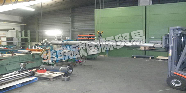 AUVERGNE VERINS自1988年以來專門從事液壓缸的維護(hù)和制造。他們的專業(yè)技術(shù)人員和他們的鍍鉻棒，搭接管和密封件庫存使他們能夠處理所有類型的氣缸。