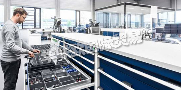 BOTT集團(tuán)公司在三個(gè)歐洲地區(qū)開發(fā)和生產(chǎn)車輛設(shè)備，操作設(shè)備和工作站系統(tǒng)。憑借其產(chǎn)品，bott為全球工業(yè)和貿(mào)易客戶提供服務(wù)。他們在生產(chǎn)，服務(wù)和裝配方面的高效工作是這里的重點(diǎn)。