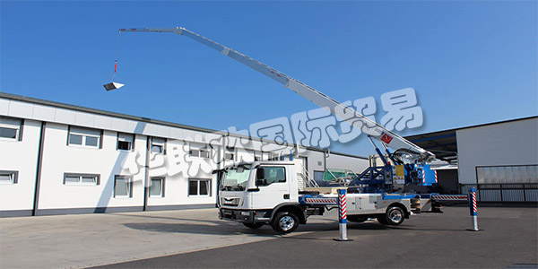 KLAAS早在1933年，由西奧多·克拉斯(Theodor Klaas)在威斯特伐利亞(Westphalia)的阿舍貝格(Ascheberg)成立。作為一名建筑承包商，他在第二次世界大戰(zhàn)后利用他的所有創(chuàng)造力開發(fā)出第一臺(tái)傾斜式升降機(jī)，這使得建筑工地的工作變得更加容易。