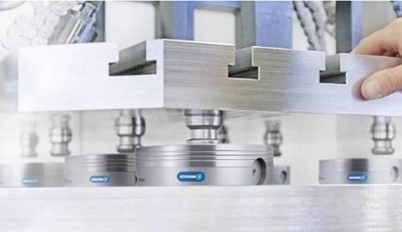 SCHUNK刀具夾持系統(tǒng)對機加工行業(yè)產(chǎn)生了前所未有的革命性影響。?模塊化夾持系統(tǒng)借鑒其優(yōu)勢，它的作用遠不止于一個參考基準，還提供了包括定位、夾持以及接口通用等功能。這種夾持原理如今被認為是提高生產(chǎn)效率的最有效的方法之一，廣泛適用于從小型零件到大型零件，從粗加工到裝配應用的各種工藝。作為這一技術的先驅以及夾持技術和抓取系統(tǒng)的領導者，SCHUNK始終致力于開發(fā)新的應用領域，并在它的模塊化系統(tǒng)中新增了適用于直接夾持工件以及微小型零件的專業(yè)標準模塊。