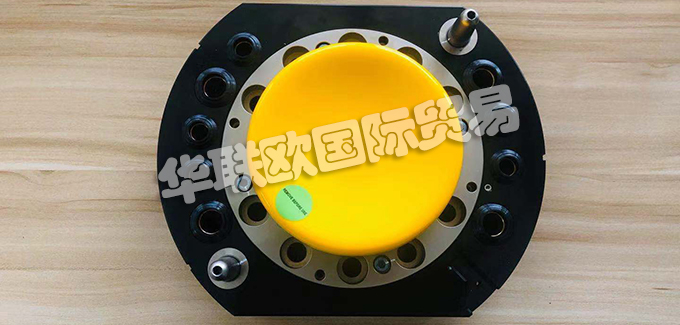 二、SCHUNK氣動快換系統(tǒng)基本介紹如下：產(chǎn)品系列的常規(guī)說明 1.惡劣環(huán)境條件下請注意：在惡劣環(huán)境條件(例如：冷卻液區(qū)域、鑄造和研磨粉塵)下使用可能大大縮短裝置的使用壽命，我公司將不承擔(dān)任何保修責(zé)任。但是，大部分情況下，我們可以找到解決方案。如需幫助，請聯(lián)系我們。 2.搬運(yùn)重量是連接到法蘭的總荷載重量。設(shè)計時，應(yīng)注意允許的力和力矩。請注意，超過建議的搬運(yùn)重量會縮短使用壽命。