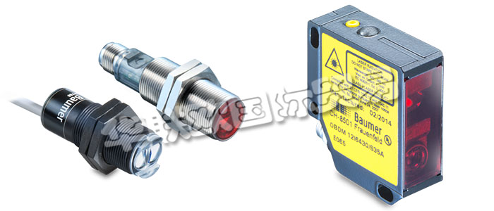 堡盟漫反射式傳感器強(qiáng)度差別檢測型的發(fā)射器和接收器位于同一個外殼內(nèi)。光源射出的紅外線、紅光或激光直接被目標(biāo)物反射回到傳感器上。如果目標(biāo)物反射的光線足夠充足，接收光將觸發(fā)傳感器的開關(guān)動作。照射到目標(biāo)物上的光線基本上都發(fā)生漫反射，并沿各個方向反射。接收器只接收到這些光線的很小一部分。如果目標(biāo)物反射的光線足夠充足，接收光將觸發(fā)傳感器的開關(guān)動作。由于傳感器是根據(jù)來自材料的反射光而工作，所以表面特性、顏色和光澤度對于檢測距離的影響極大。