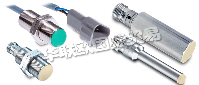 堡盟電感式接近開關(guān)屬于非接觸式電子傳感器。電感式傳感器能識(shí)別所有導(dǎo)電金屬目標(biāo)物。振蕩器產(chǎn)生一個(gè)高頻電磁場(chǎng)，電磁場(chǎng)從開關(guān)的感應(yīng)面發(fā)出。當(dāng)導(dǎo)電金屬物體進(jìn)入此電磁場(chǎng)時(shí)，金屬內(nèi)部會(huì)感生渦流，使振蕩幅值發(fā)生變化，從而使振蕩器輸出的電壓發(fā)生變化，進(jìn)而導(dǎo)致觸發(fā)器的狀態(tài)變化并改變輸出狀態(tài)。